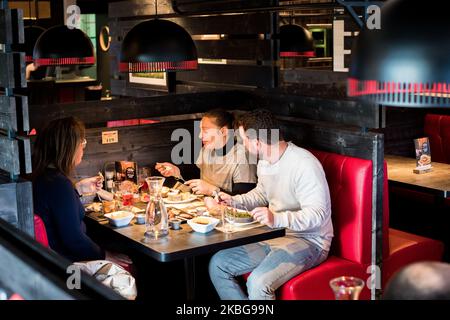 Brétigny-sur-orge, France, 28 janvier 2020. Les clients du restaurant Buffalo Grill déjeunent. Le nouveau concept d'inspiration américaine de la chaîne de restaurants a, entre autres, repensé la carte de menu pour la rendre plus attrayante. (Photo par Emeric Fohlen/NurPhoto) Banque D'Images