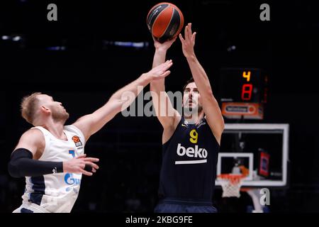 Leo Westermann (R) de Fenerbahce Beko Istanbul tire le ballon comme Anton Ponkrachov de Zenit Saint-Pétersbourg défend lors du match de basketball de l'Euroligue entre Zenit Saint-Pétersbourg et Fenerbahce Beko Istanbul sur 5 février 2020 au Palais des sports de Yubileyny à Saint-Pétersbourg, Russie. (Photo de Mike Kireev/NurPhoto) Banque D'Images