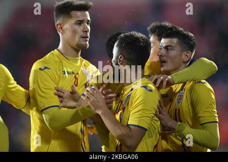 Grigore Ricardo, Valentin Mihaila, Andrei Ciobanu, George Ganea et Alexandru Pascanu célèbrent lors du match du championnat de l'UEFA U21 entre la Roumanie U21 et la Finlande U21, à Voluntari, en Roumanie, sur 14 novembre 2019. (Photo par Alex Nicodim/NurPhoto) Banque D'Images