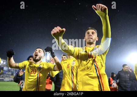 Andrei Ciobanu, Grigore Ricardo et Razvan Oaida fêtent avec des fans lors du match de l'UEFA U21 championnat entre la Roumanie U21 v Finlande U21, à Voluntari, Roumanie, sur 14 novembre 2019. (Photo par Alex Nicodim/NurPhoto) Banque D'Images