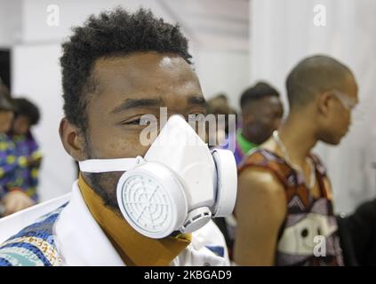 Un modèle porte un respirateur lorsqu'il prépare ses coulisses, lors de la semaine de la mode ukrainienne FW 20-21 à Kiev, en Ukraine, le 05 février 2020. La semaine ukrainienne de la mode avec la présentation des collections de designers ukrainiens et internationaux se tient du 1 février au 5, 2020. (Photo par STR/NurPhoto) Banque D'Images