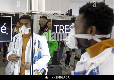 Un modèle porte un respirateur lorsqu'il prépare ses coulisses, lors de la semaine de la mode ukrainienne FW 20-21 à Kiev, en Ukraine, le 05 février 2020. La semaine ukrainienne de la mode avec la présentation des collections de designers ukrainiens et internationaux se tient du 1 février au 5, 2020. (Photo par STR/NurPhoto) Banque D'Images