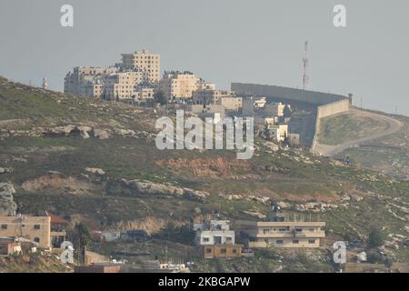 Une vue du mur qui sépare Jérusalem-est du village palestinien d'Abou dis, la capitale palestinienne proposée par le président américain Donald Trump plan pour le Moyen-Orient, sur 29 janvier 2020. Mercredi, 5 février 2020, à Jérusalem, Israël. (Photo par Artur Widak/NurPhoto) Banque D'Images