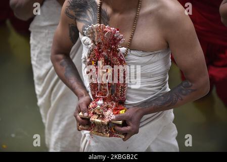 Un Hindou népalais portant l'idole Madhav Narayan pour le bain rituel Saint pendant le festival de Madhav Narayan ou Swathani Brata Katha à Changu Narayan, Bhaktapur, Népal jeudi, 06 février 2020. Les femmes hindoues népalaises observent un jeûne et prient pour la déesse Swasthani pour la longue vie de leurs maris et la prospérité familiale pendant un mois de fête à jeun. (Photo de Narayan Maharajan/NurPhoto) Banque D'Images