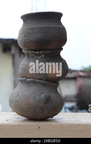 pot d'eau, pot d'argile d'eau, trois pots, pots l'un sur l'autre, ensemble de trois pots, vases d'eau, pot de terre Banque D'Images