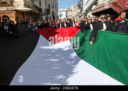 Les avocats tunisiens détiennent un drapeau géant de la Palestine alors qu'ils marchent vers le siège de l'Union générale tunisienne du travail (UGTT) pour assister à un rassemblement populaire pour protester contre le plan de paix pour le Moyen-Orient appelé la "chute du siècle" qui a été dévoilé par le président américain Donald Trump, à Tunis, en Tunisie, sur 05 février 2020. (Photo de Chedly Ben Ibrahim/NurPhoto) Banque D'Images