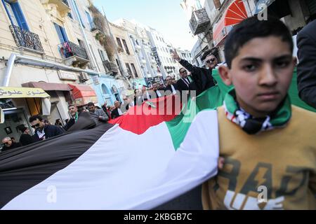 Les avocats tunisiens détiennent un drapeau géant de la Palestine alors qu'ils font signe de victoire lors d'une marche nationale en direction du siège de l'Union générale tunisienne du travail (UGTT) pour assister à un rassemblement populaire pour protester contre le plan de paix pour le Moyen-Orient appelé "la chute du siècle" A été dévoilé par le président américain Donald Trump, à Tunis, en Tunisie, sur 05 février 2020. (Photo de Chedly Ben Ibrahim/NurPhoto) Banque D'Images