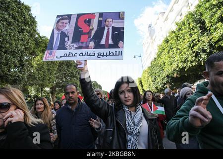 Une jeune manifestante féminine présente un écriteau avec des portraits du Premier ministre tunisien Youssef Chahed et du directeur des innovations de la Maison Blanche Jared Kushner, qui lit en arabe, « La normalisation est une grande trahison » lorsqu'elle assiste à une marche nationale qui s'est tenue sur la principale avenue Habib Bourguiba pour protester contre le « plan de paix » pour le Moyen-Orient, appelé « plan du siècle », dévoilé par le président américain Donald Trump, à Tunis, en Tunisie, sur 05 février 2020. (Photo de Chedly Ben Ibrahim/NurPhoto) Banque D'Images