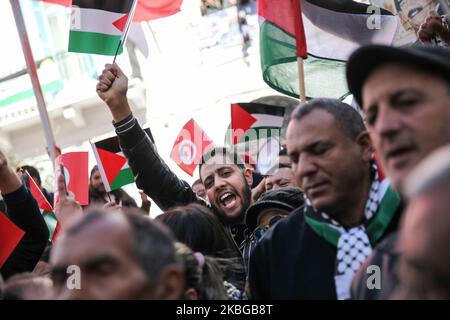 Les manifestants tunisiens élèvent des drapeaux tunisiens et palestiniens alors qu'ils brandissent des slogans contre le président américain Donald Trump lors d'un rassemblement populaire tenu devant le siège de l'Union générale tunisienne du travail (UGTT) pour protester contre le plan de paix pour le Moyen-Orient appelé « la chute du siècle » C'est ce que le président américain Donald Trump a dévoilé à Tunis, en Tunisie, sur 05 février 2020. (Photo de Chedly Ben Ibrahim/NurPhoto) Banque D'Images