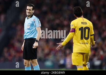 L'arbitre Martinez Munuera discutant avec 10 Lionel Messi de l'Argentine du FC Barcelone lors du match de la coupe du Roi espagnole entre le Club Athlétique de Bilbao et le FC Barcelone au stade San Mames sur 06 février 2020 à Bilbao, en Espagne. (Photo par Xavier Bonilla/NurPhoto) Banque D'Images