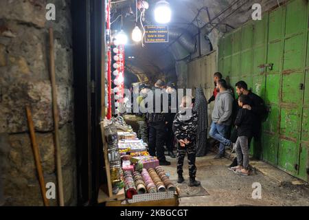 Des officiers des forces de sécurité israéliennes vérifient des pièces d'identité à l'intérieur de la vieille ville de Jérusalem à la suite d'une attaque présumée par fusillade près de l'entrée du complexe connu des musulmans comme le Noble Sanctuaire et des juifs comme le Mont du Temple. Jeudi, 6 février 2020, à Jérusalem, Israël. (Photo par Artur Widak/NurPhoto) Banque D'Images