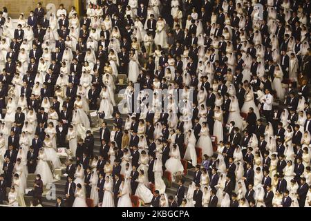 Des milliers de couples participent à un mariage de masse de la Fédération familiale pour la paix et l'unification mondiales, communément connue sous le nom d'Eglise de l'unification, au Centre mondial de la paix de Cheongshim à Gapyeong-Gun, en Corée du Sud, le 7 février 2020. (Photo de Seung-il Ryu/NurPhoto) Banque D'Images