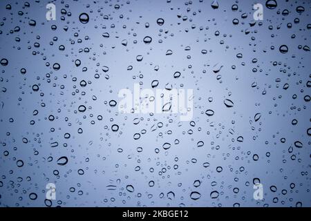 Gouttes de pluie sur fond de verre bleu gouttes sur le verre après la pluie Banque D'Images