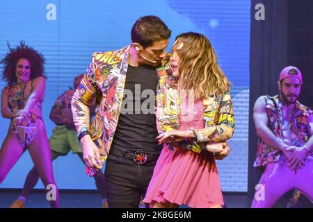 Les chanteurs Belinda et Yahir se produisent et chante sur scène lors de la comédie musicale Hoy no Me Puedo Levantar au Théâtre du Centre culturel 2 sur 6 février 2020 à Mexico (Mexique) (photo d'Eyepix/NurPhoto) Banque D'Images