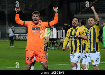 Ivan Provedel, gardien de but de Juve Stabia, célèbre après avoir marquant un but lors du match de la série italienne B 2019/2020 entre Ascoli Calcio 1898 FC et S.S. Juve Stabia au Stadio Cino e Lillo Del Duca sur 7 février 2020 à Ascoli Piceno, Italie. (Photo de Danilo Di Giovanni/NurPhoto) Banque D'Images