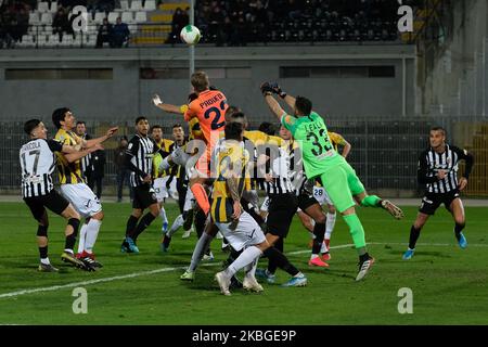 Ivan Provedel, gardien de but de Juve Stabia, a obtenu un but lors du match de la série italienne B 2019/2020 entre Ascoli Calcio 1898 FC et S.S. Juve Stabia au Stadio Cino e Lillo Del Duca sur 7 février 2020 à Ascoli Piceno, Italie. (Photo de Danilo Di Giovanni/NurPhoto) Banque D'Images