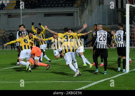 Ivan Provedel, gardien de but de Juve Stabia, célèbre après avoir marquant un but lors du match de la série italienne B 2019/2020 entre Ascoli Calcio 1898 FC et S.S. Juve Stabia au Stadio Cino e Lillo Del Duca sur 7 février 2020 à Ascoli Piceno, Italie. (Photo de Danilo Di Giovanni/NurPhoto) Banque D'Images