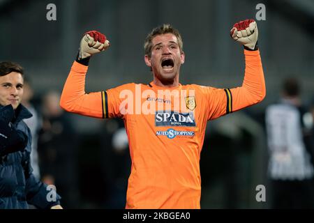 Ivan Provedel, gardien de but de Juve Stabia, célèbre après avoir marquant un but lors du match de la série italienne B 2019/2020 entre Ascoli Calcio 1898 FC et S.S. Juve Stabia au Stadio Cino e Lillo Del Duca sur 7 février 2020 à Ascoli Piceno, Italie. (Photo de Danilo Di Giovanni/NurPhoto) Banque D'Images