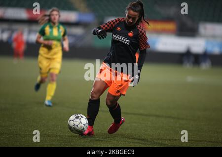 Naomi Pattiwael (PSV Eindhoven) contrôle le ballon lors de l'installation féminine Eredivisie 2019/20 entre ADO Den Haag et PSV Eindhoven à l'arène Cars Jeans de la Haye, aux pays-Bas, sur 7 février 2020. (Photo de Federico Guerra Moran/NurPhoto) Banque D'Images