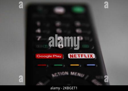 Google Play et le logo Netflix sont visibles sur la télécommande du téléviseur dans cette illustration prise en Pologne sur 2 février 2020. (Photo de Jakub Porzycki/NurPhoto) Banque D'Images