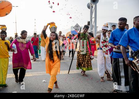 Les dévotés hindous portent des pots de lait sur leur tête avant de remonter jusqu'au temple des grottes de Batu pendant le festival de Thaipusam à Kuala Lumpur, en Malaisie, sur 07 février 2020. Le Thaipusam est un festival hindou célébré principalement par la communauté tamoule. Les dévotés prieront et feront des vœux quand les prières seront répondues et ils accomplissent les voeux en piquant des parties de leur corps telles que leurs joues, leurs langues, et leurs dos avant de porter un 'Kavadi' ou des pots de lait sur un voyage d'environ quatre kilomètres de foi. Le festival aura lieu jusqu'à 09 février. (Photo de Chris Jung/NurPhoto) Banque D'Images