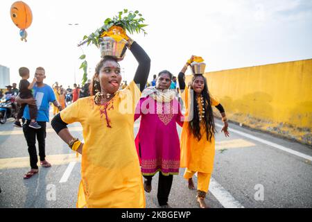 Les dévotés hindous portent des pots de lait sur leur tête avant de remonter jusqu'au temple des grottes de Batu pendant le festival de Thaipusam à Kuala Lumpur, en Malaisie, sur 07 février 2020. Le Thaipusam est un festival hindou célébré principalement par la communauté tamoule. Les dévotés prieront et feront des vœux quand les prières seront répondues et ils accomplissent les voeux en piquant des parties de leur corps telles que leurs joues, leurs langues, et leurs dos avant de porter un 'Kavadi' ou des pots de lait sur un voyage d'environ quatre kilomètres de foi. Le festival aura lieu jusqu'à 09 février. (Photo de Chris Jung/NurPhoto) Banque D'Images