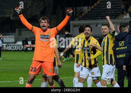 Ivan Provedel, gardien de but de Juve Stabia, célèbre après avoir marquant un but lors du match de la série italienne B 2019/2020 entre Ascoli Calcio 1898 FC et S.S. Juve Stabia au Stadio Cino e Lillo Del Duca sur 7 février 2020 à Ascoli Piceno, Italie. (Photo de Danilo Di Giovanni/NurPhoto) Banque D'Images