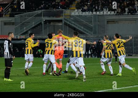 Ivan Provedel, gardien de but de Juve Stabia, célèbre après avoir marquant un but lors du match de la série italienne B 2019/2020 entre Ascoli Calcio 1898 FC et S.S. Juve Stabia au Stadio Cino e Lillo Del Duca sur 7 février 2020 à Ascoli Piceno, Italie. (Photo de Danilo Di Giovanni/NurPhoto) Banque D'Images