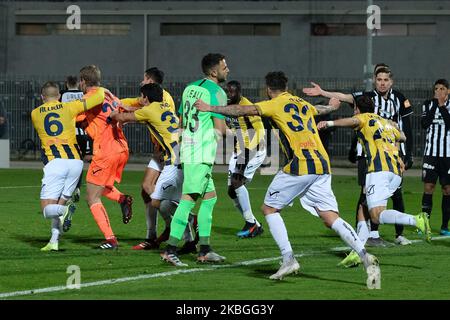 Ivan Provedel, gardien de but de Juve Stabia, célèbre après avoir marquant un but lors du match de la série italienne B 2019/2020 entre Ascoli Calcio 1898 FC et S.S. Juve Stabia au Stadio Cino e Lillo Del Duca sur 7 février 2020 à Ascoli Piceno, Italie. (Photo de Danilo Di Giovanni/NurPhoto) Banque D'Images