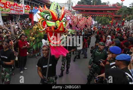 Les participants ont vu jouer avec une réplique d'un dragon pendant le festival. Cap Go meh festival à Bogor, Java Ouest, sur 8 février 2020.Cap Go meh est une tradition que les citoyens chinois du monde entier exécutent le 15th jour du nouvel an lunaire, qui marque la fin de la célébration du nouvel an lunaire. (Photo par Adriana Adie/NurPhoto) Banque D'Images