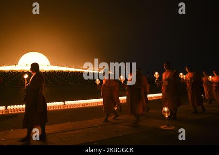 Les moines bouddhistes thaïlandais tiennent des bougies pendant les célébrations de la journée de Makha Bucha au temple Wat Dhammakaya à Bangkok, Thaïlande, 08 février 2020. (Photo par Anusak Laowilas/NurPhoto) Banque D'Images