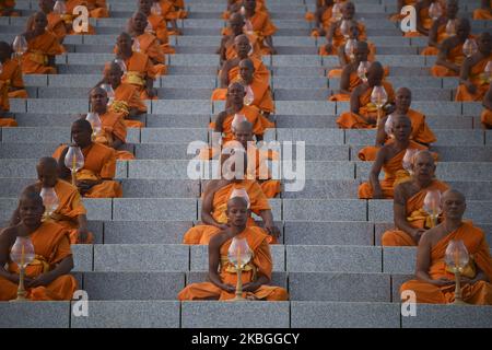 Les moines bouddhistes thaïlandais prient lors des célébrations de la journée Makha Bucha au temple Wat Dhammakaya à Bangkok, Thaïlande, 08 février 2020. (Photo par Anusak Laowilas/NurPhoto) Banque D'Images