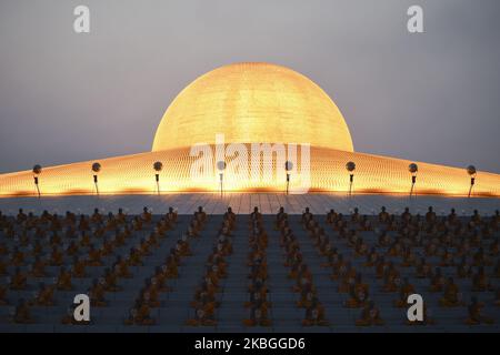 Les moines bouddhistes thaïlandais prient lors des célébrations de la journée Makha Bucha au temple Wat Dhammakaya à Bangkok, Thaïlande, 08 février 2020. (Photo par Anusak Laowilas/NurPhoto) Banque D'Images