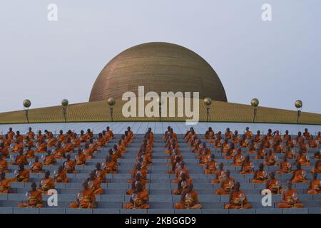 Les moines bouddhistes thaïlandais prient lors des célébrations de la journée Makha Bucha au temple Wat Dhammakaya à Bangkok, Thaïlande, 08 février 2020. (Photo par Anusak Laowilas/NurPhoto) Banque D'Images