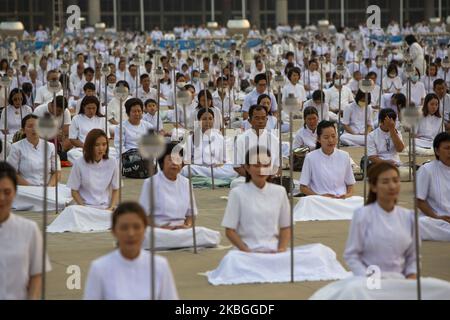 Des milliers de fidèles et de moines bouddhistes se sont rassemblés au Wat Phra Dhammakaya de Pathum Thani à Bangkok, Thaïlande, le 08 février 2020 pour participer aux célébrations de la fête bouddhiste Maha Bucha. Le temple est l'un des temples bouddhistes les plus uniques de Thaïlande, construit dans un style futuriste moderne. (Photo Adryel Talamantes/NurPhoto) Banque D'Images