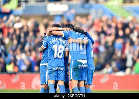 Mauro Arambarri, Jaime Mata et Damian Suarez célèbrent un but lors du match de la Ligue entre Getafe CF et Valencia CF au Colisée Alfonso Perez sur 08 février 2020 à Getafe, Espagne . (Photo de Rubén de la Fuente Pérez/NurPhoto) Banque D'Images