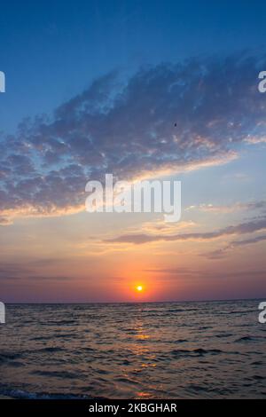 Tôt le matin, lever du soleil sur la mer belle photo verticale Banque D'Images