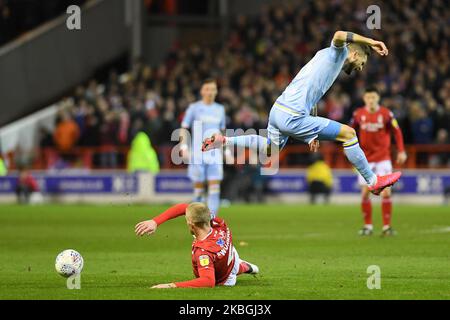 Joe Worrall (4) de Nottingham Forest s'attaque à Mateusz Klich (43) de Leeds United lors du match de championnat Sky Bet entre Nottingham Forest et Leeds United au City Ground, Nottingham, le samedi 8th février 2020. (Photo de Jon Hobley/MI News/NurPhoto) Banque D'Images