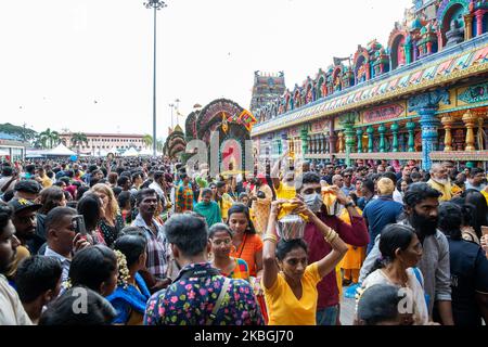 Des milliers de dévotés hindous se rassemblent au temple des grottes de Batu lors du festival de Thaipusam dans les grottes de Batu à Kuala Lumpur, en Malaisie, sur 08 février 2020. Le Thaipusam est un festival hindou célébré principalement par la communauté tamoule. Les dévotés prieront et feront des vœux quand les prières seront répondues et ils accomplissent les voeux en piquant des parties de leur corps telles que leurs joues, leurs langues, et leurs dos avant de porter un 'Kavadi' ou des pots de lait sur un voyage d'environ quatre kilomètres de foi. Le festival aura lieu jusqu'à 09 février. (Photo de Chris Jung/NurPhoto) Banque D'Images