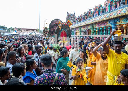 Des milliers de dévotés hindous se rassemblent au temple des grottes de Batu lors du festival de Thaipusam dans les grottes de Batu à Kuala Lumpur, en Malaisie, sur 08 février 2020. Le Thaipusam est un festival hindou célébré principalement par la communauté tamoule. Les dévotés prieront et feront des vœux quand les prières seront répondues et ils accomplissent les voeux en piquant des parties de leur corps telles que leurs joues, leurs langues, et leurs dos avant de porter un 'Kavadi' ou des pots de lait sur un voyage d'environ quatre kilomètres de foi. Le festival aura lieu jusqu'à 09 février. (Photo de Chris Jung/NurPhoto) Banque D'Images