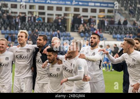 Les joueurs de Meppen célèbrent après avoir remporté le 3. Match de Bundesliga entre 1. FC Magdebourg et SV Meppen à la MDCC-Arena sur 08 février 2020 à Magdebourg, Allemagne. (Photo de Peter Niedung/NurPhoto) Banque D'Images