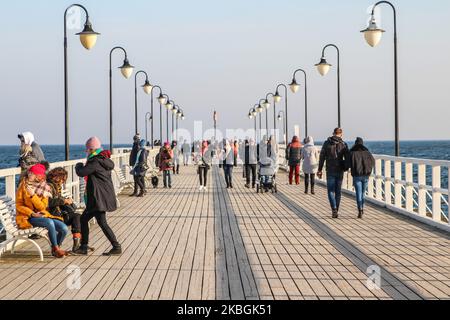 Les gens qui profitent d'un temps chaud et ensoleillé inhabituel se baladant sur la côte de la mer Baltique à Gdynia Orlobo sont vus à Gdynia, Pologne le 9 février 2020 l'embarcadère d'Orlobo est vu (photo par Michal Fludra/NurPhoto) Banque D'Images