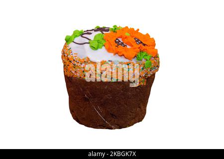 Gâteau de Pâques ukrainien isolé sur fond blanc Banque D'Images