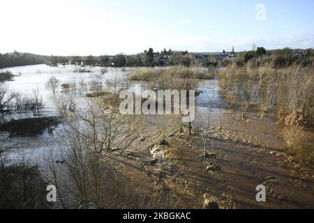 La rivière Tweed est considérée comme ayant inondé ses berges aux frontières écossaises sur 09 février 2020 près de Kelso, au Royaume-Uni. Des avertissements météorologiques ambrés sont en place lorsque des rafales de 90mph et de fortes pluies balaient à travers le Royaume-Uni et que les voyageurs sont confrontés aux perturbations de Storm Ciara. Les compagnies ferroviaires d'Angleterre, d'Écosse et du pays de Galles ont exhorté les passagers à ne pas voyager et ont déclaré qu'ils opérera des horaires réduits et des restrictions de vitesse tout au long de la journée. (Photo par Ewan Bootman/NurPhoto) Banque D'Images