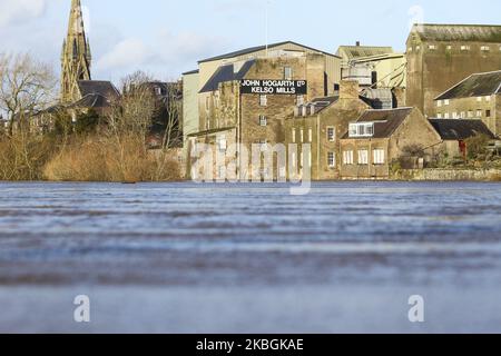 La rivière Tweed est considérée comme ayant inondé ses berges aux frontières écossaises sur 09 février 2020 près de Kelso, au Royaume-Uni. Des avertissements météorologiques ambrés sont en place lorsque des rafales de 90mph et de fortes pluies balaient à travers le Royaume-Uni et que les voyageurs sont confrontés aux perturbations de Storm Ciara. Les compagnies ferroviaires d'Angleterre, d'Écosse et du pays de Galles ont exhorté les passagers à ne pas voyager et ont déclaré qu'ils opérera des horaires réduits et des restrictions de vitesse tout au long de la journée. (Photo par Ewan Bootman/NurPhoto) Banque D'Images