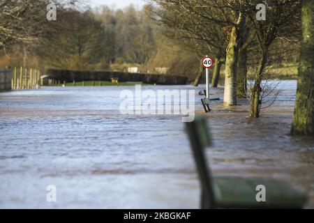 La rivière Tweed est considérée comme ayant inondé ses berges aux frontières écossaises sur 09 février 2020 près de Kelso, au Royaume-Uni. Des avertissements météorologiques ambrés sont en place lorsque des rafales de 90mph et de fortes pluies balaient à travers le Royaume-Uni et que les voyageurs sont confrontés aux perturbations de Storm Ciara. Les compagnies ferroviaires d'Angleterre, d'Écosse et du pays de Galles ont exhorté les passagers à ne pas voyager et ont déclaré qu'ils opérera des horaires réduits et des restrictions de vitesse tout au long de la journée. (Photo par Ewan Bootman/NurPhoto) Banque D'Images