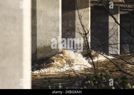 La rivière Tweed est considérée comme ayant inondé ses berges aux frontières écossaises sur 09 février 2020 près de Kelso, au Royaume-Uni. Des avertissements météorologiques ambrés sont en place lorsque des rafales de 90mph et de fortes pluies balaient à travers le Royaume-Uni et que les voyageurs sont confrontés aux perturbations de Storm Ciara. Les compagnies ferroviaires d'Angleterre, d'Écosse et du pays de Galles ont exhorté les passagers à ne pas voyager et ont déclaré qu'ils opérera des horaires réduits et des restrictions de vitesse tout au long de la journée. (Photo par Ewan Bootman/NurPhoto) Banque D'Images