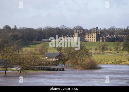 La rivière Tweed est considérée comme ayant inondé ses berges aux frontières écossaises sur 09 février 2020 près de Kelso, au Royaume-Uni. Des avertissements météorologiques ambrés sont en place lorsque des rafales de 90mph et de fortes pluies balaient à travers le Royaume-Uni et que les voyageurs sont confrontés aux perturbations de Storm Ciara. Les compagnies ferroviaires d'Angleterre, d'Écosse et du pays de Galles ont exhorté les passagers à ne pas voyager et ont déclaré qu'ils opérera des horaires réduits et des restrictions de vitesse tout au long de la journée. (Photo par Ewan Bootman/NurPhoto) Banque D'Images