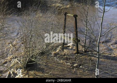 La rivière Tweed est considérée comme ayant inondé ses berges aux frontières écossaises sur 09 février 2020 près de Kelso, au Royaume-Uni. Des avertissements météorologiques ambrés sont en place lorsque des rafales de 90mph et de fortes pluies balaient à travers le Royaume-Uni et que les voyageurs sont confrontés aux perturbations de Storm Ciara. Les compagnies ferroviaires d'Angleterre, d'Écosse et du pays de Galles ont exhorté les passagers à ne pas voyager et ont déclaré qu'ils opérera des horaires réduits et des restrictions de vitesse tout au long de la journée. (Photo par Ewan Bootman/NurPhoto) Banque D'Images