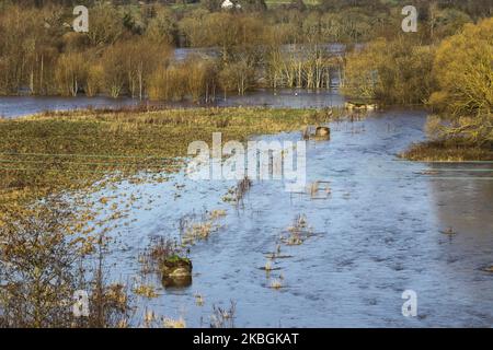 La rivière Tweed est considérée comme ayant inondé ses berges aux frontières écossaises sur 09 février 2020 près de Kelso, au Royaume-Uni. Des avertissements météorologiques ambrés sont en place lorsque des rafales de 90mph et de fortes pluies balaient à travers le Royaume-Uni et que les voyageurs sont confrontés aux perturbations de Storm Ciara. Les compagnies ferroviaires d'Angleterre, d'Écosse et du pays de Galles ont exhorté les passagers à ne pas voyager et ont déclaré qu'ils opérera des horaires réduits et des restrictions de vitesse tout au long de la journée. (Photo par Ewan Bootman/NurPhoto) Banque D'Images